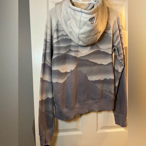 TNA mountain hoodie size XL. Fits on the smaller size for xl - Picture 4 of 5